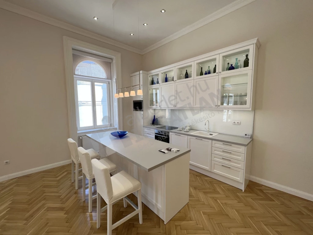 For rent brick flat, Budapest V. kerület, Veres Pálné utca