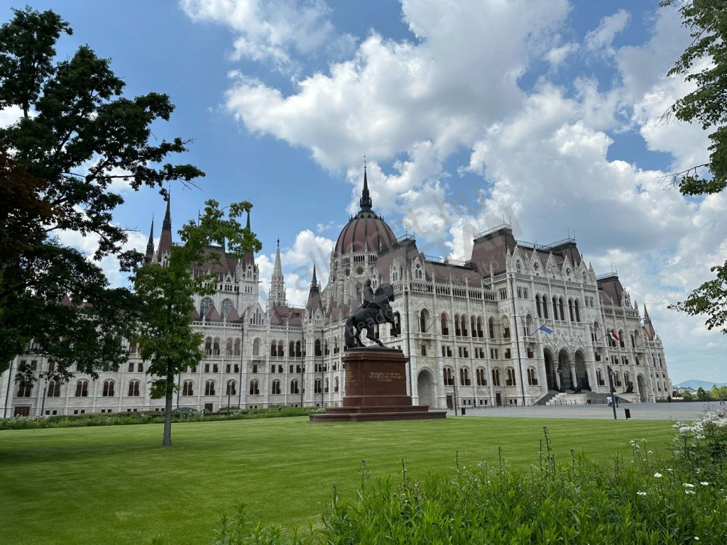 For rent brick flat, Budapest V. kerület, Kossuth Lajos tér