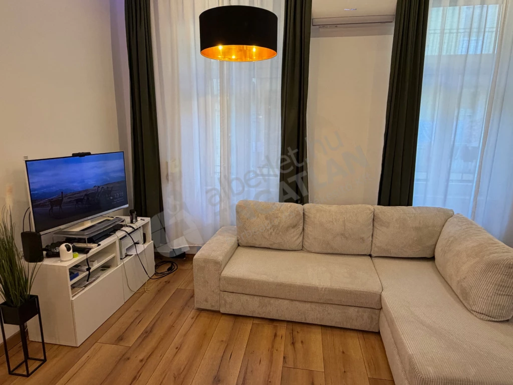 Kiadó téglalakás, Budapest VI. kerület, Vörösmarty utca