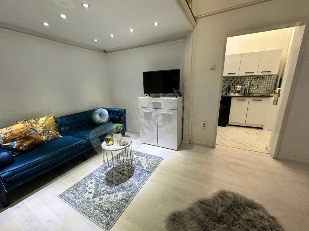 Eladó téglalakás, Budapest VI. kerület, Hajós utca