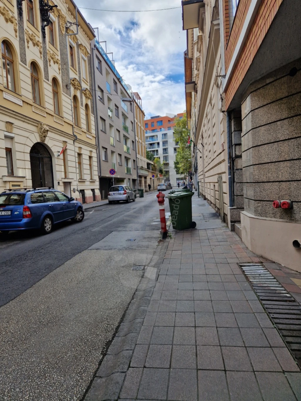Kiadó teremgarázs, Budapest IX. kerület, Viola utca