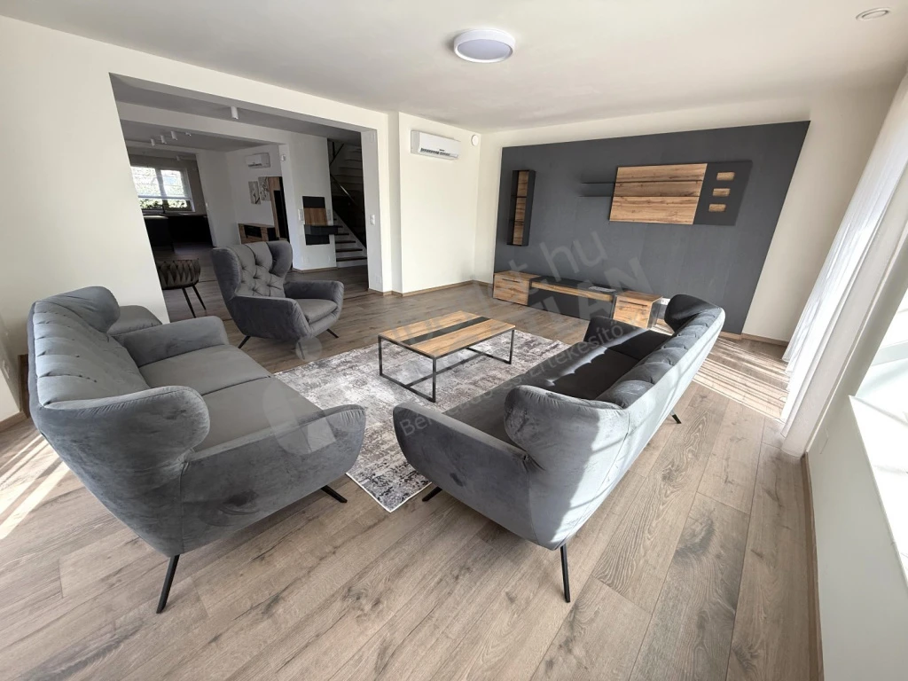 Kiadó családi ház, Budapest XVI. kerület, Huszár utca