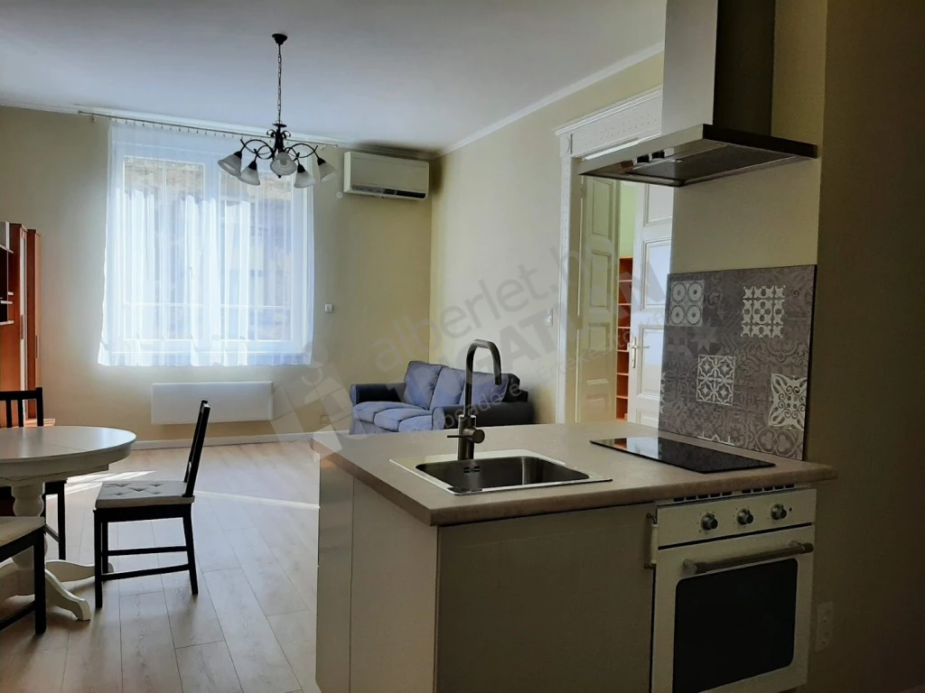 Kiadó téglalakás, Budapest V. kerület, Királyi Pál utca