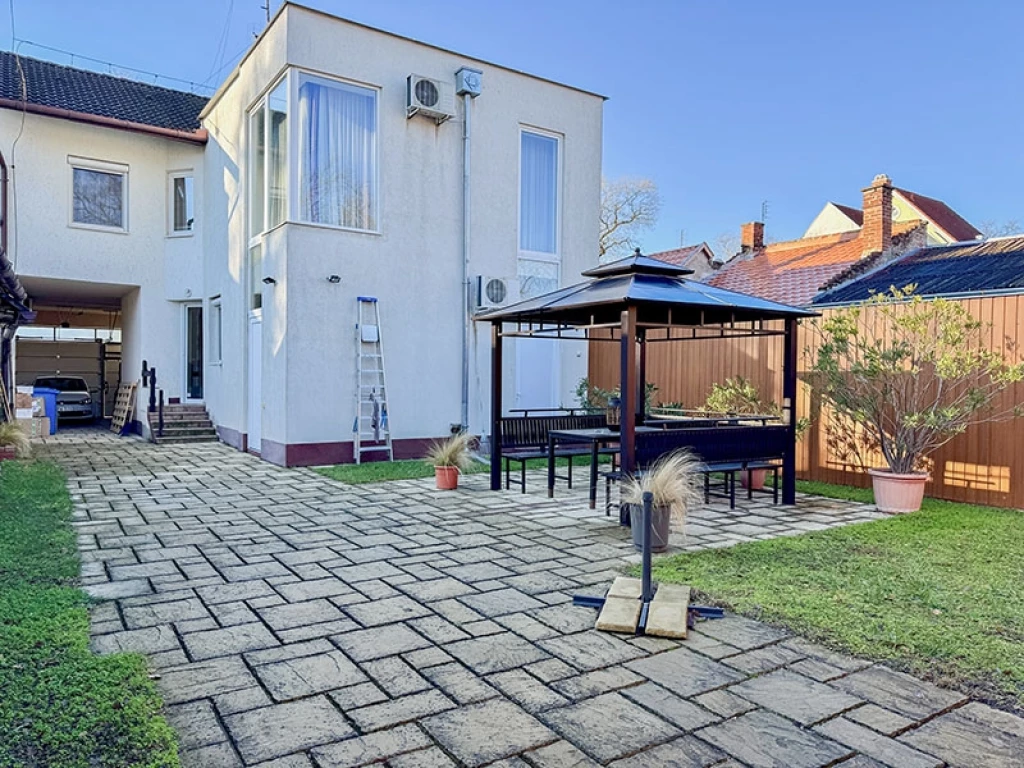 Debrecenben, Nagyerdőalja városrészen, eladó, egy 290 nm-es telken lévő, 180 nm-es ingatlan.