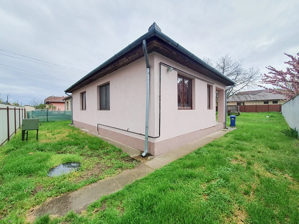 Debrecen - Júliatelepen aszfaltozott csöndes utcában eladó egy önálló 71 +19nm-es, 2000-ben Porotherm téglából épült 3 és félszobás családi ház.