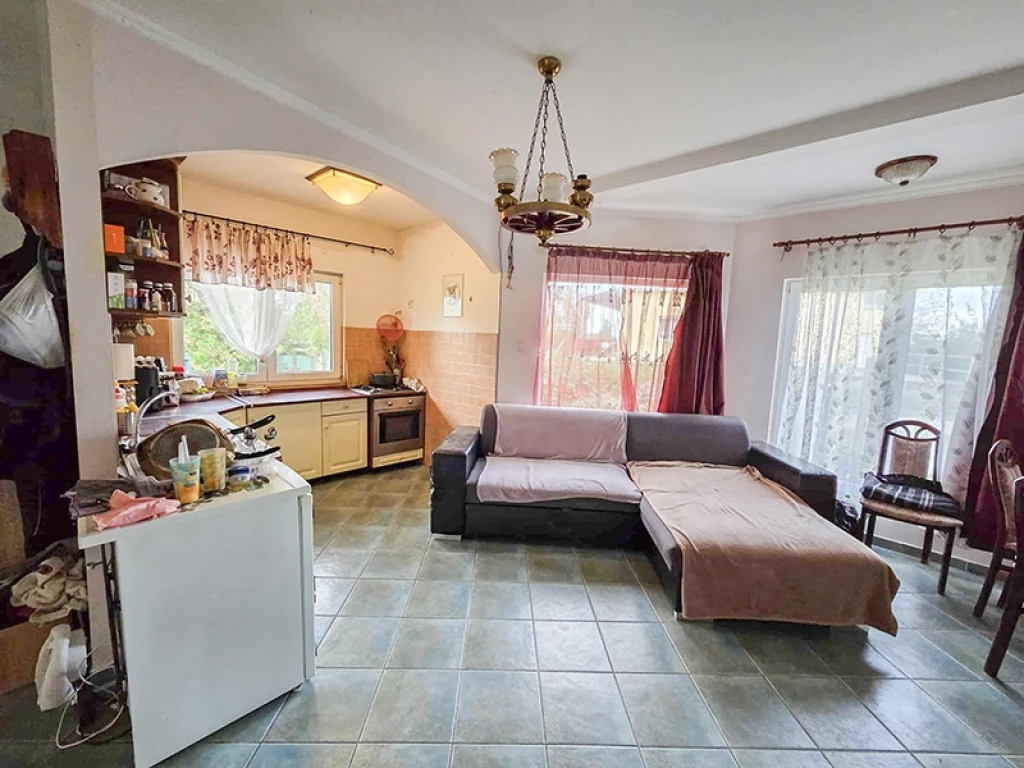 Hajdúsámson-Martinka 2005-ben épült, 90nm-es, nappali-étkezőkonyhás, 3 hálós, vidám hangulatú, napfényes, könnyűszerkezetes családi ház eladó!