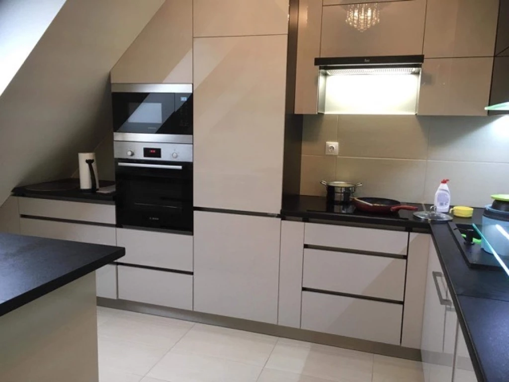 Hajdúszoboszlón, 3. emeleti liftes társasházban modern lakás eladó!