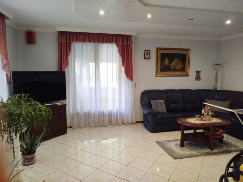 Hajdúszoboszlón, 2 generációs ház eladó!!!