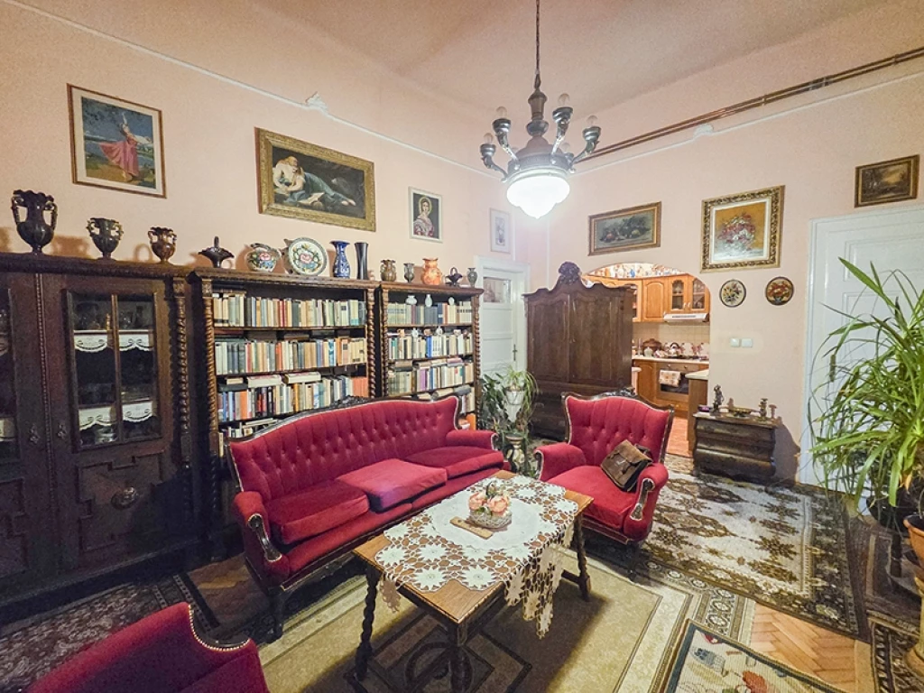 Debrecenben a Mester utcán elegáns, utcafronti házrész eladó! 120nm, 4szobával, elegáns nappalival, 120nm szuterénnel, garázzsal, tárolóval.