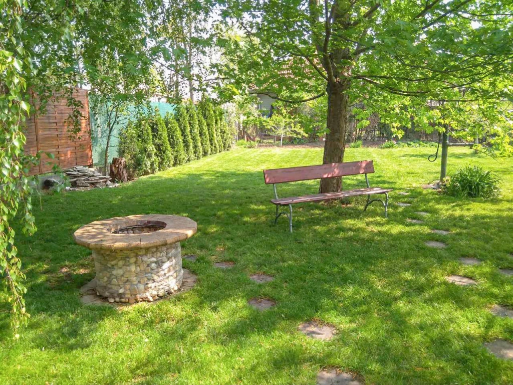 Debrecen – Pac, Csárda utca betonozott részén villany, víz, csatorna közművekkel ellátott sarki telek eladó!