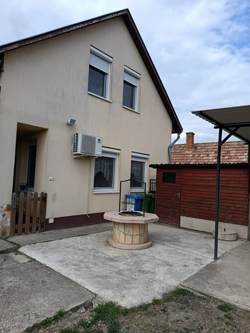 Hajdúszoboszlón,  2 épületből álló ,2 generációs ház eleadó!!!