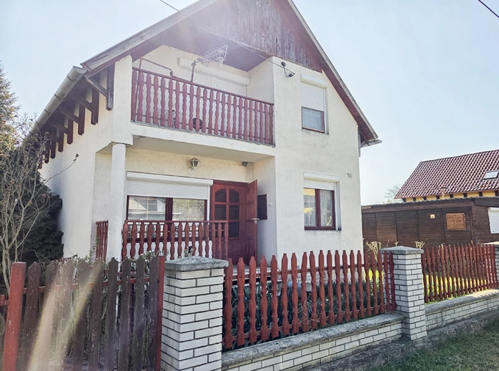 Tiszacsegén a termál fürdőtől 5 perc sétára nyugodt, csendes utcában kétszintes nyaraló eladó!