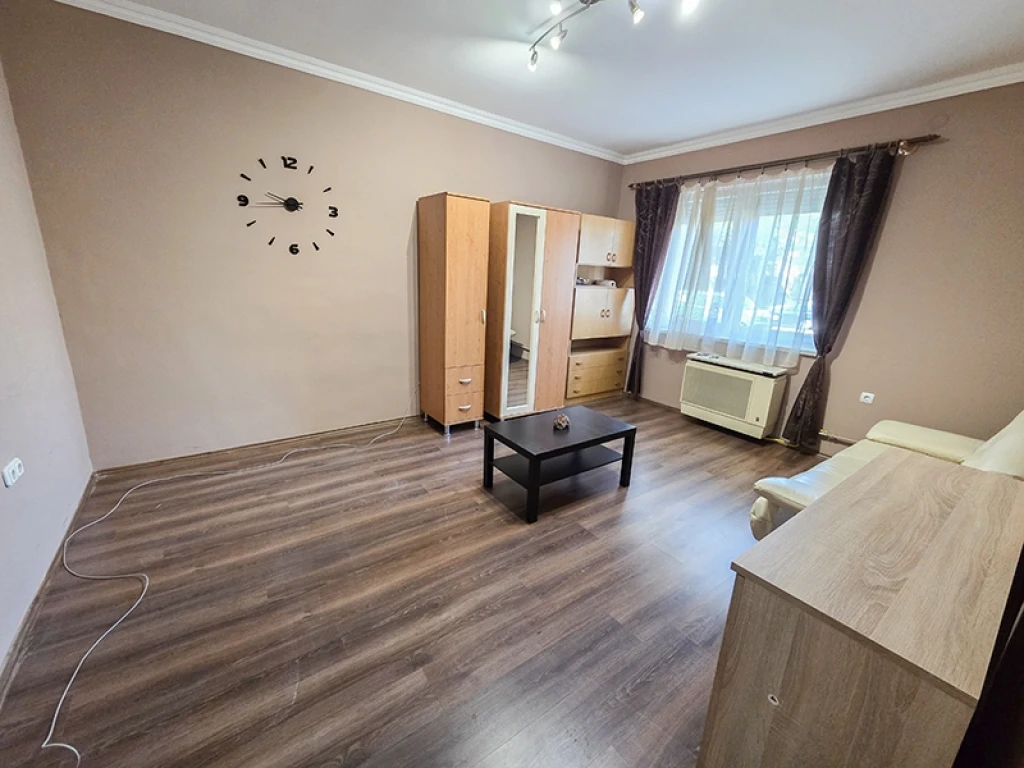 Debrecen, Hajnal utcán 1.emeleti, téglaépítésű tarsasházban 34nm, étkezőkonyhás, 1szobás, rendezett lakás eladó.