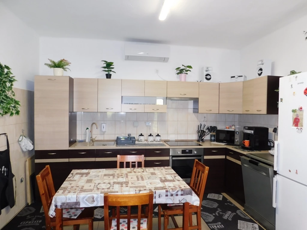 Kiváló elhelyezkedésű, felújított, 3 szobás családi ház eladó Recsken!