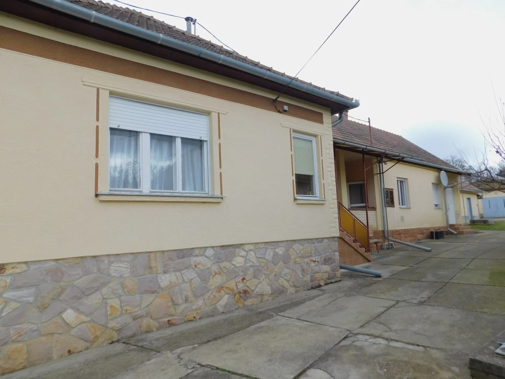 Jó állapotú, 6 szobás családi ház eladó Mátraderecskén!