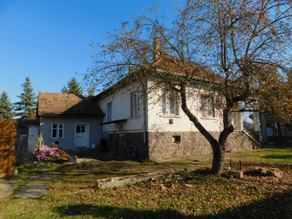 Felújítandó, 3 szobás családi ház eladó Recsken!