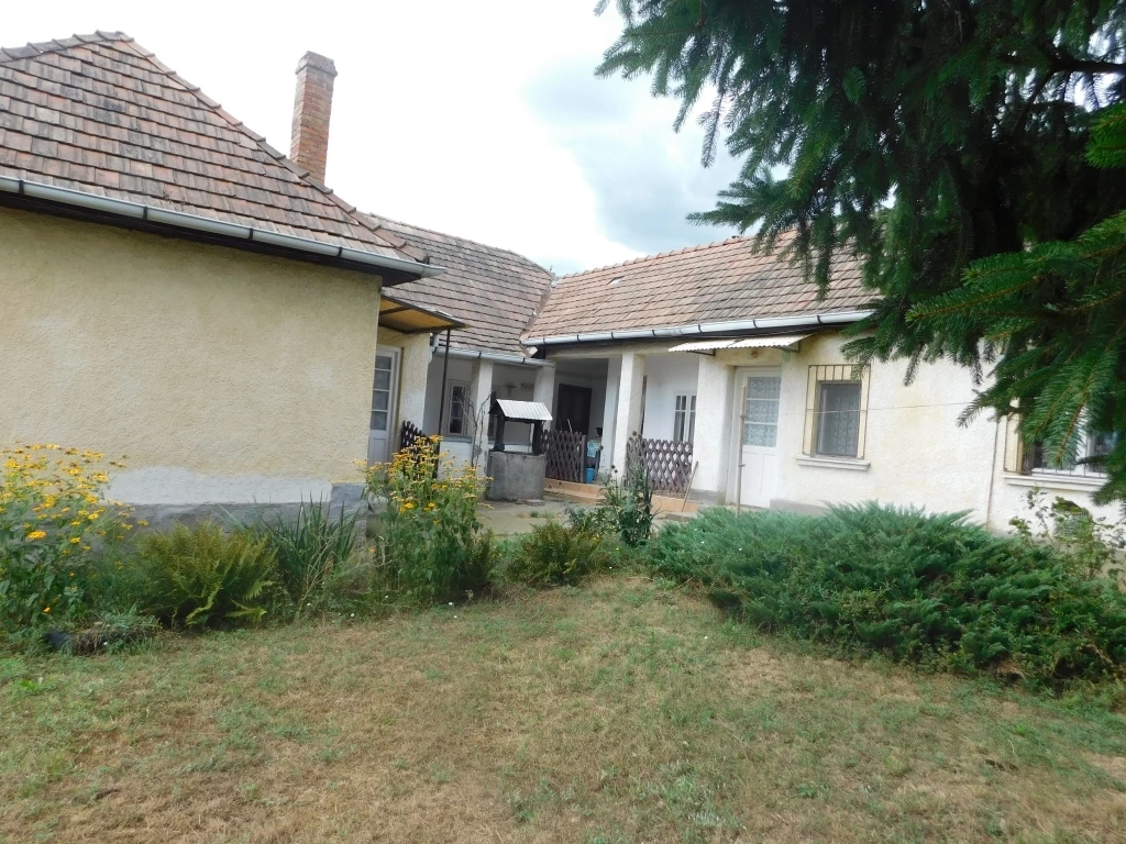 Felújítandó, 4 szobás családi ház eladó Mátraderecskén!