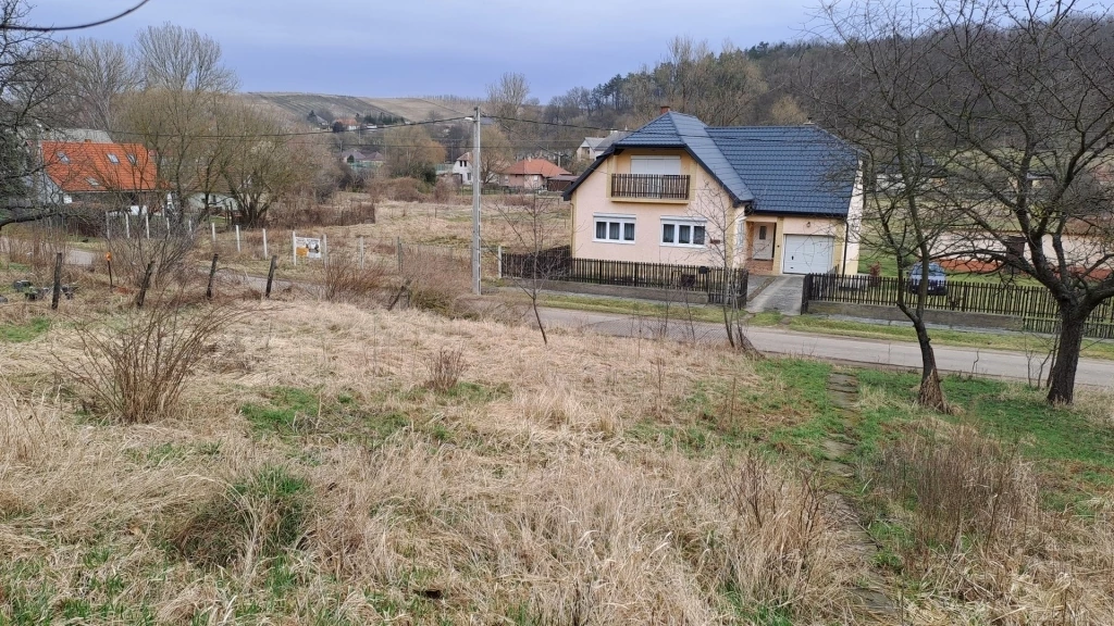 Jó elhelyezkedésű, belterületi építési telek eladó Egerszóláton!