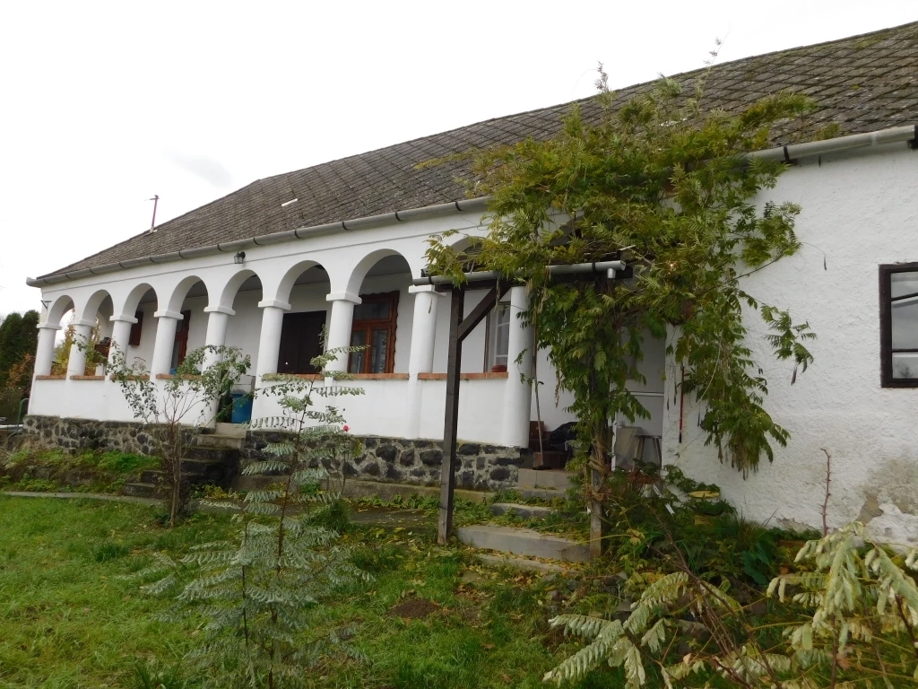 Tornácos parasztház jellegű családi ház eladó Bodonyban!