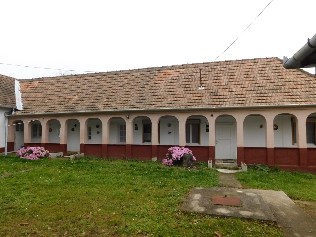 Jó állapotú, tornácos parasztház jellegű családi ház eladó Bodonyban!