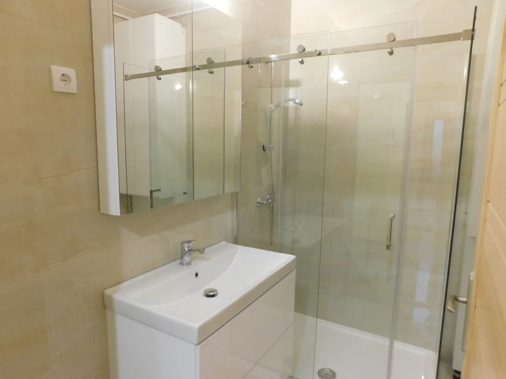 Felújított, I.emeleti, 3 szobás lakás, autóbeállóval kiadó Eger belvárosában!