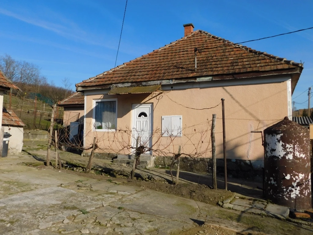 Jó elhelyezkedésű családi ház eladó Egerszóláton!