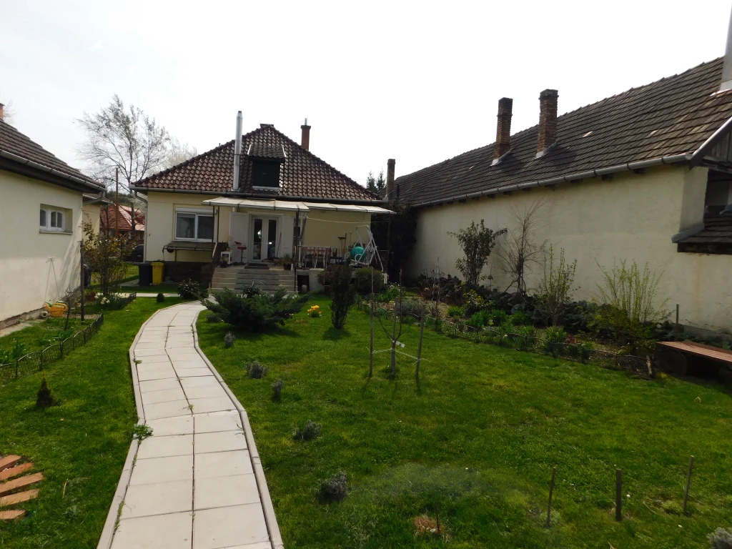 Jó állapotú, jó elhelyezkedésű, 3 szobás családi ház eladó Parádon!