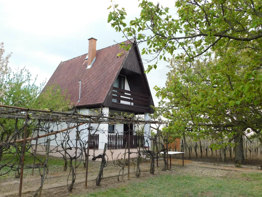 Hangulatos kis zártkerti ingatlan, 2 épülettel eladó Eger külterületén!