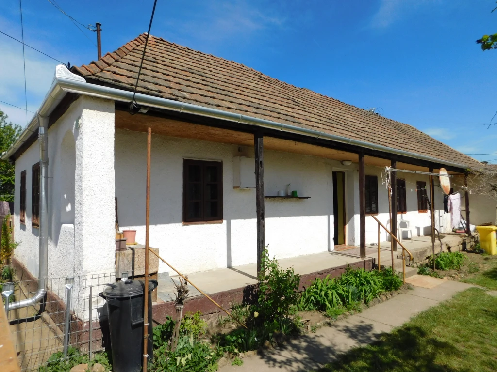 Mátraderecskén jó elhelyezkedésű, 2 szobás családi ház eladó!