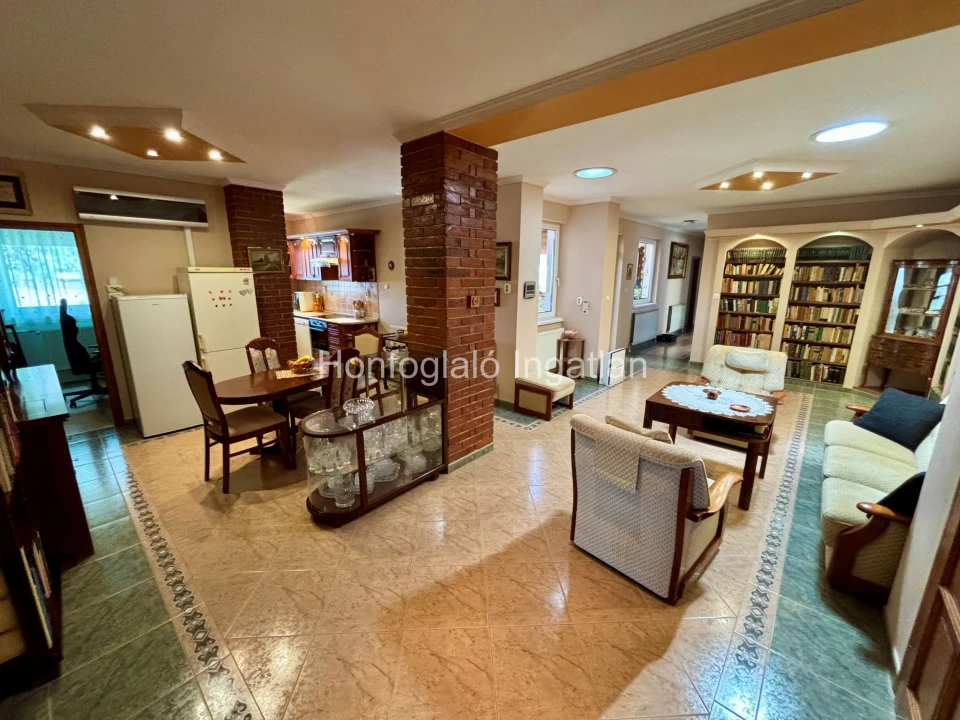 Eladó családi ház, Levelek