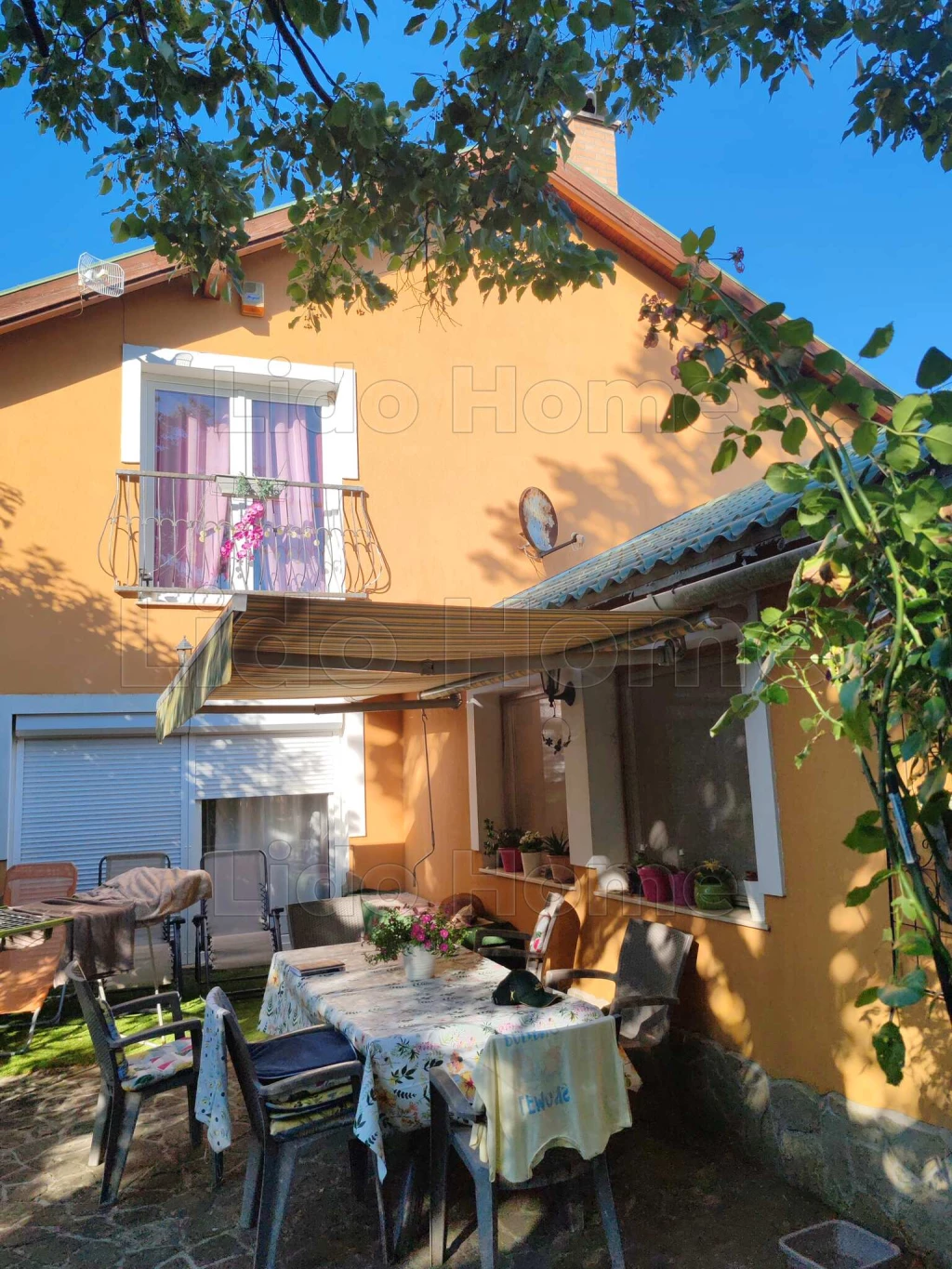 Eladó családi ház Mány-Felsőörsön medencével, télikerttel, borospincével