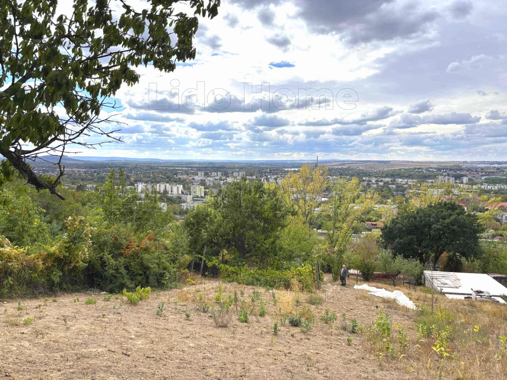 PANORÁMÁS ZÁRTKERT A SZELIM-BARLANG ALATT – BORHÁZZAL, PINCÉVEL