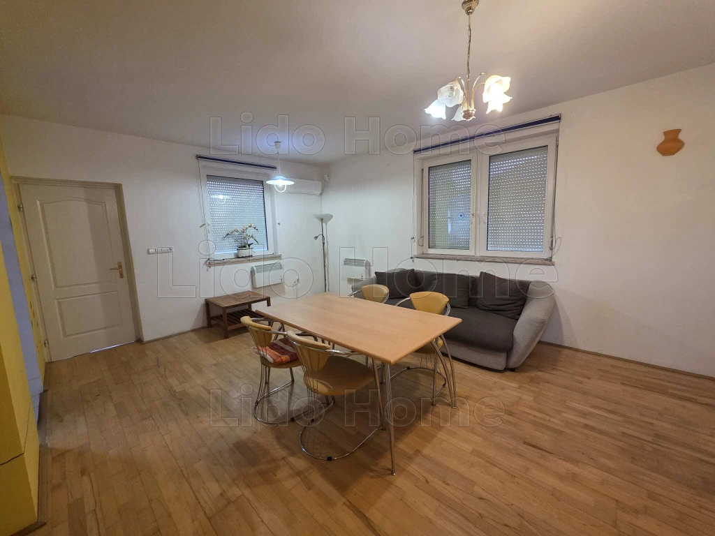 CSALÁDI HÁZ HOSSZÚ TÁVRA KIADÓ