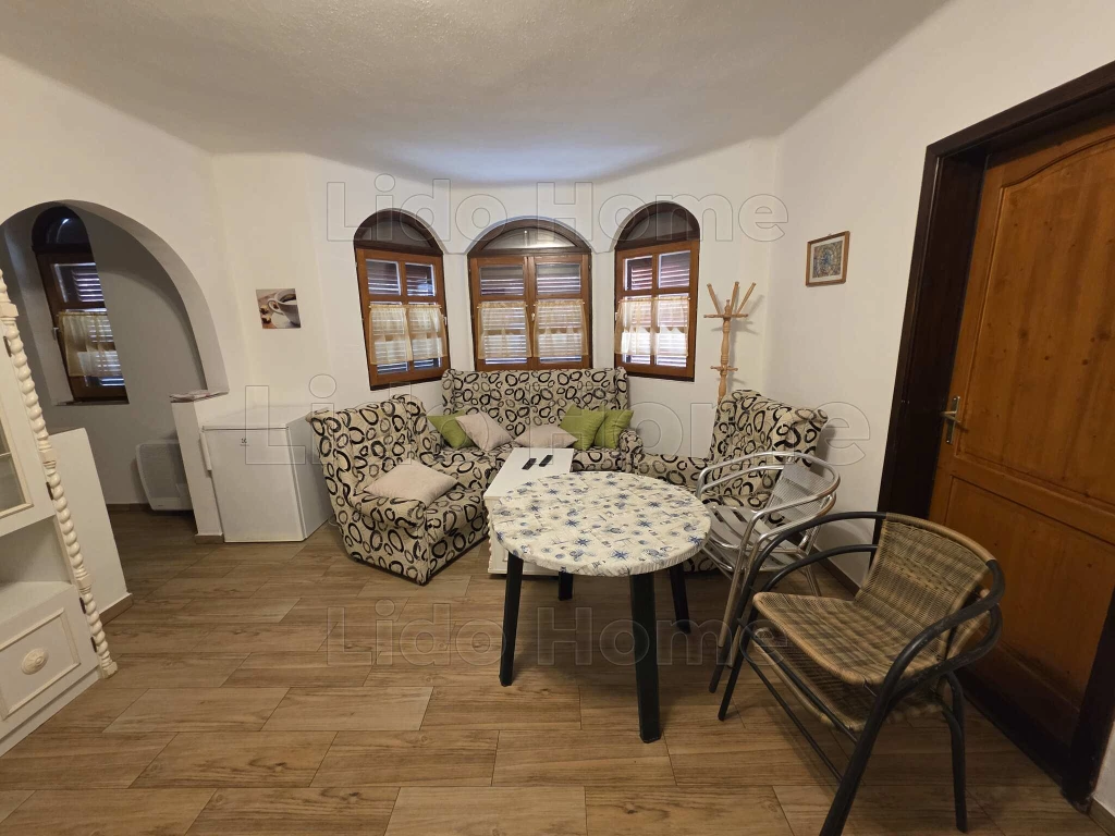 KÉT LAKRÉSZES CSALÁDI HÁZ VÍZKÖZELBEN