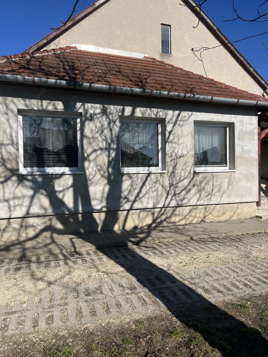 Eladó családi ház, Dör