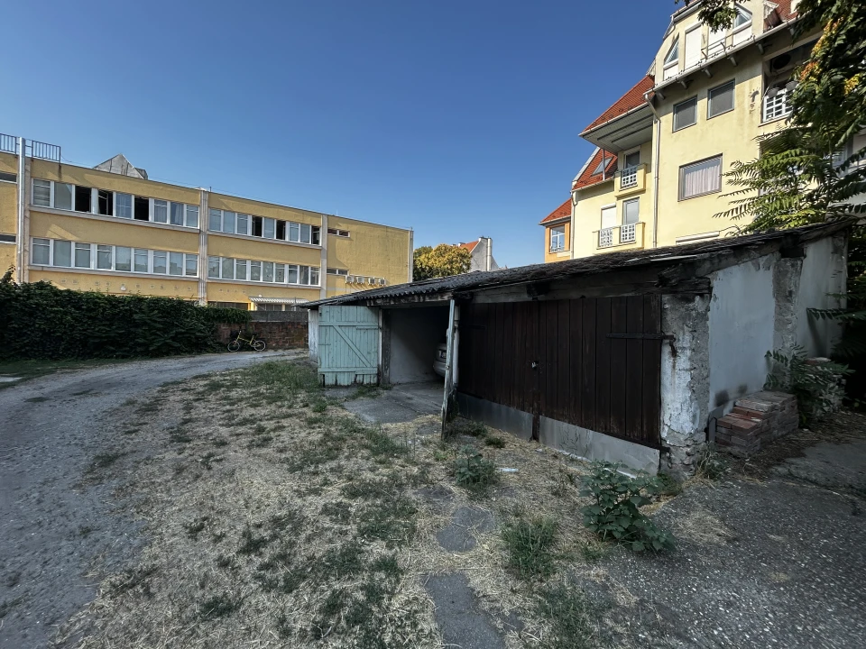 Eladó egyedi garázs, Szeged