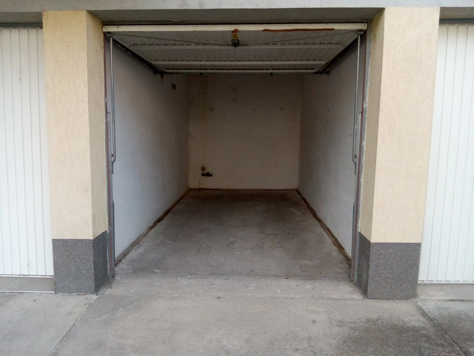 Kiadó egyedi garázs, Szeged