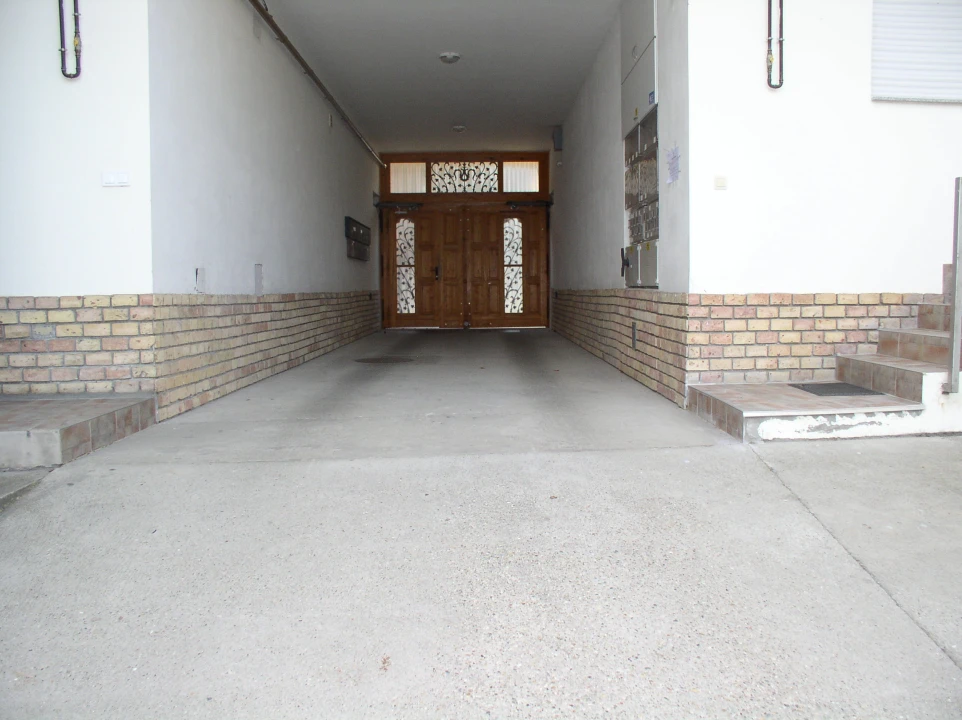 Kiadó egyedi garázs, Szeged