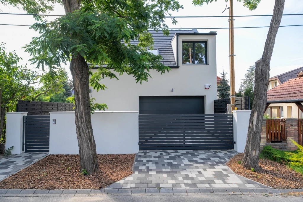 ÚJÉPÍTÉSŰ 3 HÁLÓSZOBÁS HÁZ CSILLAGHEGYEN ELADÓ