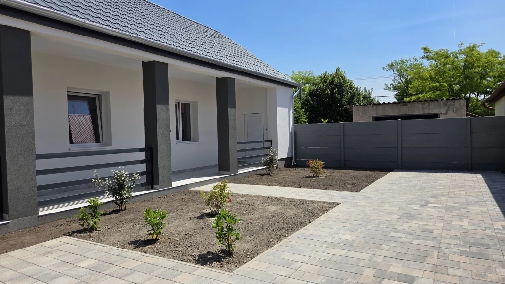 KISKUNLACHÁZÁN 47 m2-es FELÚJÍTOTT IKERHÁZFÉL ELADÓ