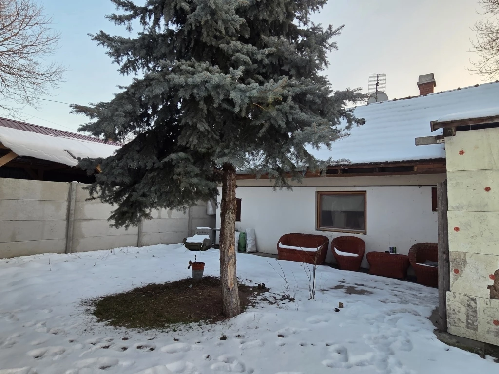 DÖMSÖD KÖZPONTJÁBAN 70+40 M HÁZAK ELADÓ !