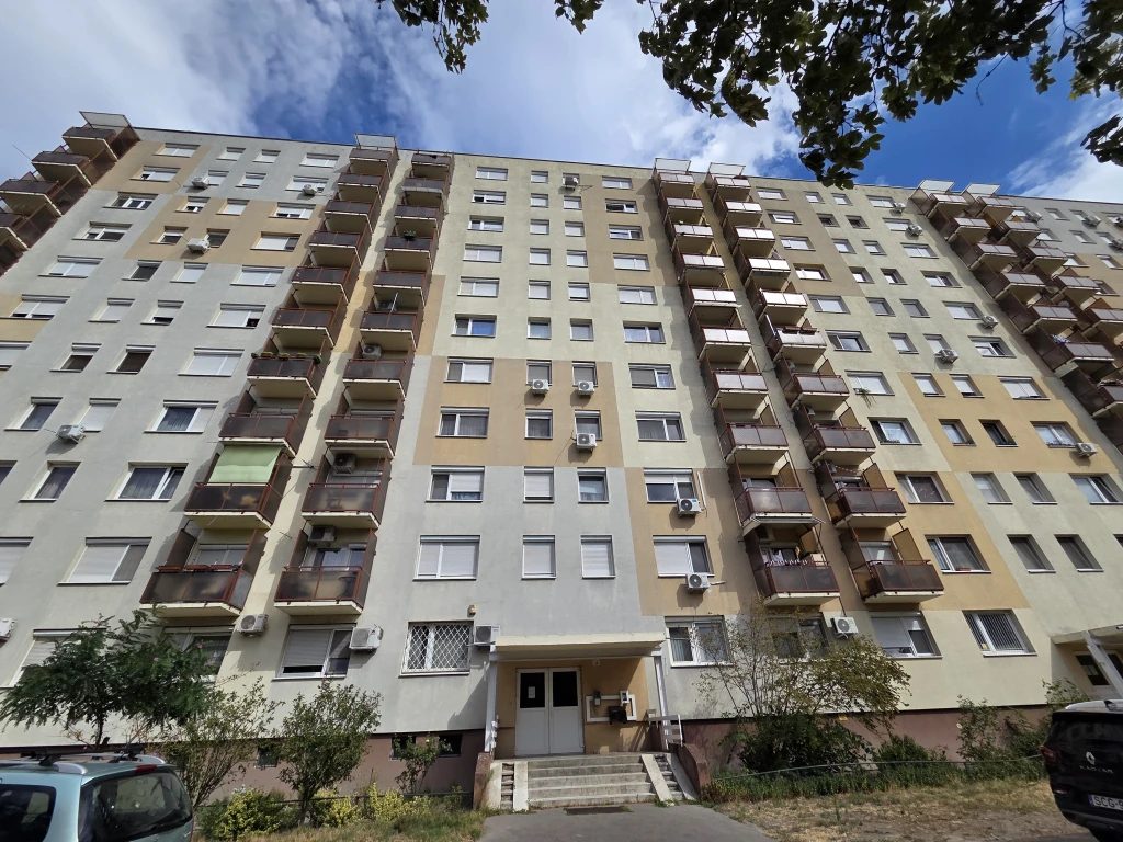 A Petz Ferenc utcában negyedik emeleti, 52 m2-es, erkélyes lakás eladó