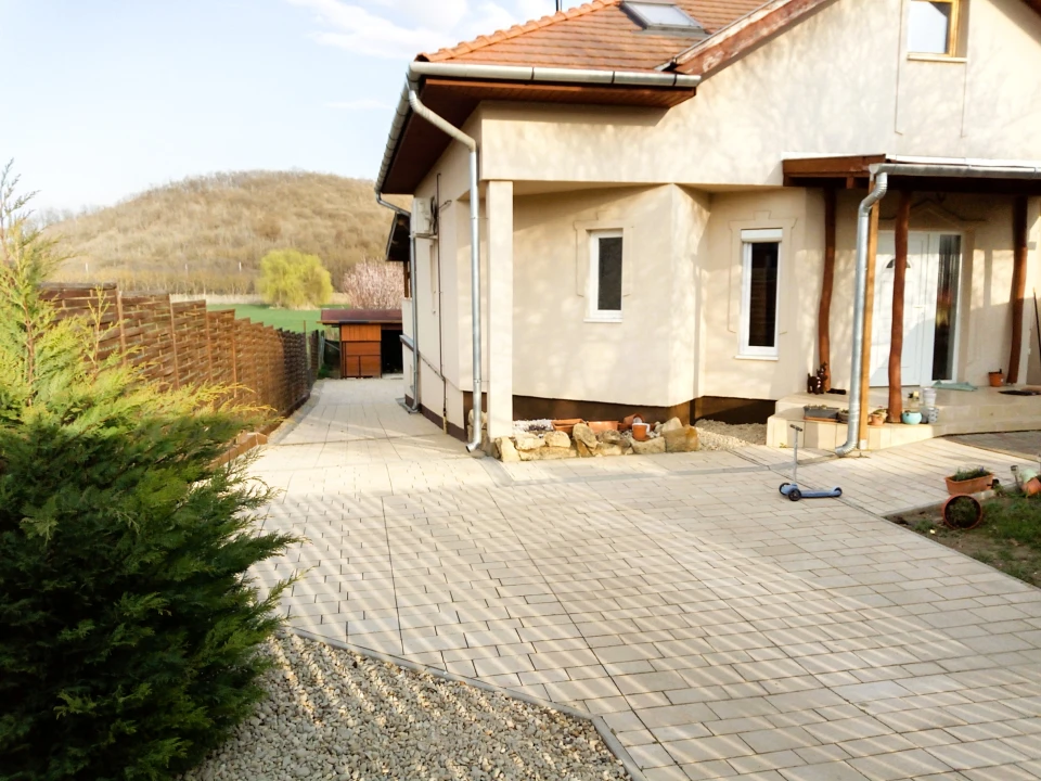 Eladó családi ház, Rád