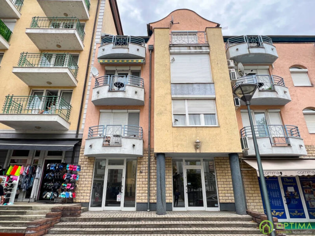 Eladó üzlet, Hévíz