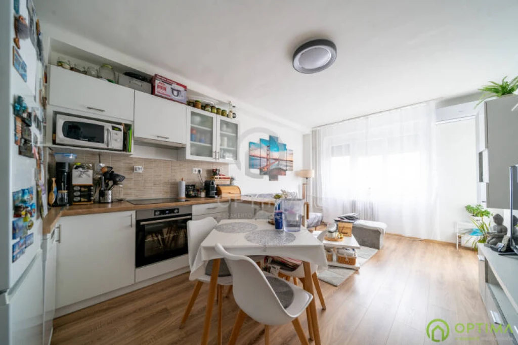 FELÚJÍTOTT, HÁROM SZOBÁS, ERKÉLYES LAKÁS