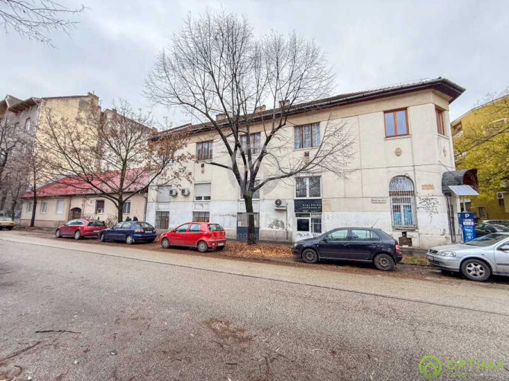 SOKOLDALÚ ÜZLETHELYISÉG A HALMI UTCÁBAN