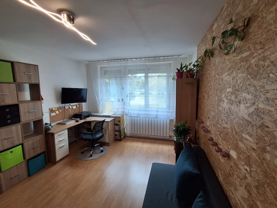 Eladó panellakás, Győr