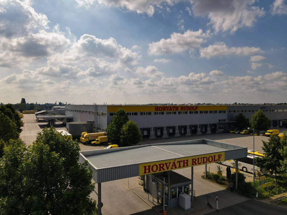 Kiadó autópálya mentén, Hatvan