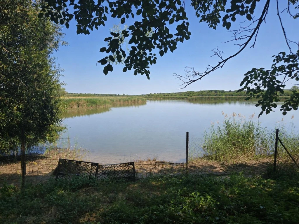 Vizparti telek lakóingatlannal Bokroson eladó
