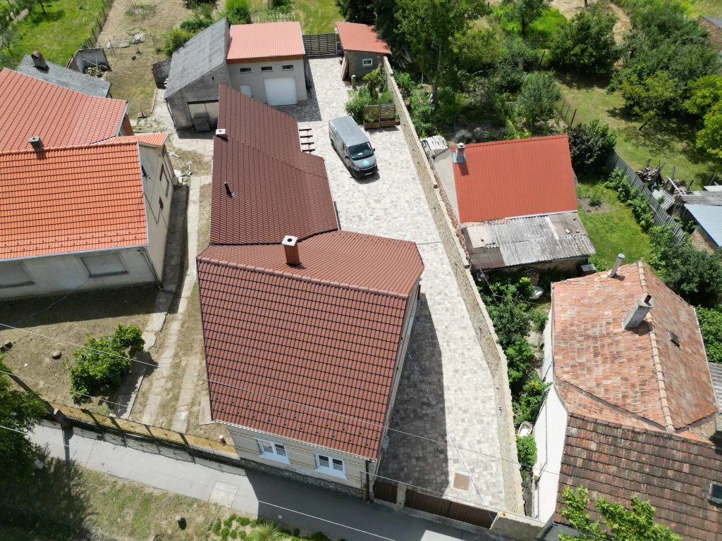Kaposváron eladó felújított 2 lakásos családi ház